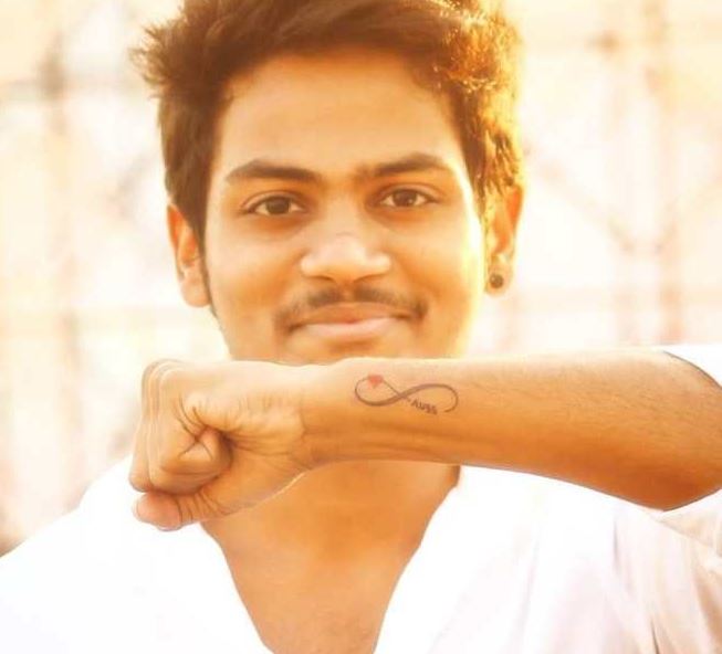 బటటల లకడ అమమయ అలట పక షర చసన దపత సనన  Deepthi  Sunaina Tattoo Pose Goes Viral in Instagram  Telugu Filmibeat